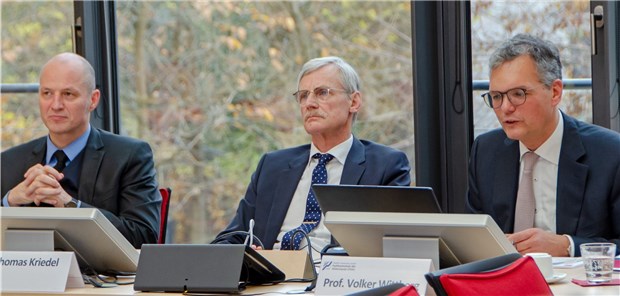Bürokratieindex: Leichte Entspannung an der Zettelfront Vorstellung des BIX 2019: Dr. Roland Stahl, KBV-Dezernent, Dr. Thomas Kriedel, KBV-Vorstandsmitglied und Prof. Dr. Volker Wittberg, Prorektor Forschung & Entwicklung Fachhochschule des Mittelstands (FHM).