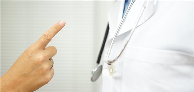 Vorwurf Behandlungsfehler: Die Anzahl der Verfahren vor der Gutachterkommission in Nordrhein ging 2019/2020 Corona-bedingt zurück.