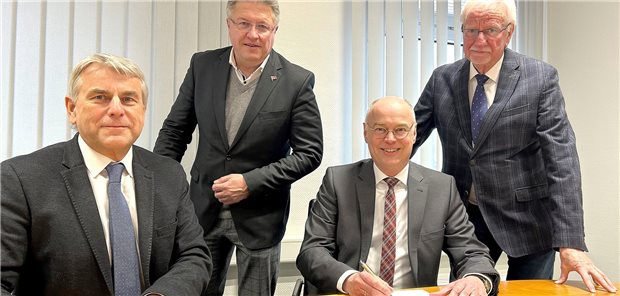 WKK-Geschäftsführer Dr. Martin Blümke, Landrat Stefan Mohrdieck, Dr. Bernward Schröder und Aufsichtsratschef Klaus-Jürgen Esch (von links) bei der Vertragsverlängerung.