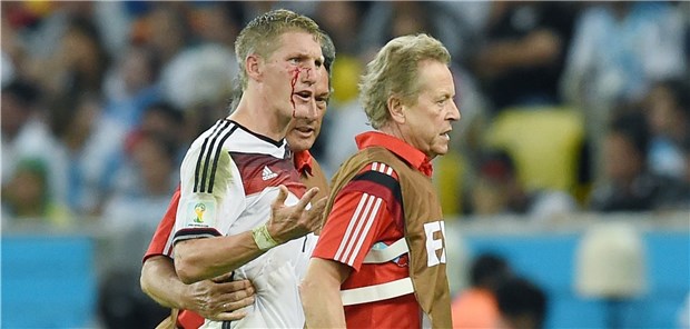 Zwischen Terrorangst und Tinder WM-Finale 2014: Bastian Schweinsteiger wird blutend vom Platz begleitet. Am Ende dürfen er und die deutsche Nationalelf den Titel bejubeln.