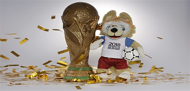 Diese Impfungen brauchen Fußball-Fans in Russland WM-Maskottchen Zabivaka mit WM Pokal. Der Name des Wolfs bedeutet auf Russisch "Der einen Treffer erzielt".