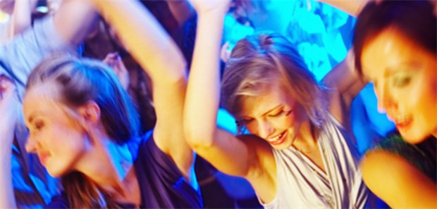 Gefährliche Wachmacher? Wach die ganze Nacht durch einen Mix aus Energydrink und Alkohol? Das ist gefährlich, warnen Mediziner.
