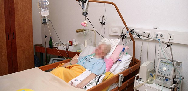 Emotionen trotz Wachkoma Wachkoma-Patientin im Heim.