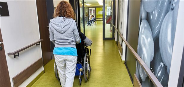 Wachsender Bedarf, fehlende Finanzmittel: Die Linke plädiert für tiefgreifende Änderungen in der Altenpflege.