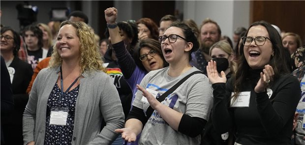 Ohio pro Schwangerschaftsabbrüche und Cannabis Wähler in Cincinnati reagieren auf die Verabschiedung von „Ohio Issue 1“.