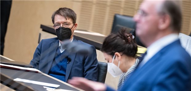 Lauterbach wirbt für Impfpflicht und bekommt Gegenwind Während Gesundheitsminister Lauterbach im Bundesrat für die allgemeine Impfpflicht warb, äußerte Sachsen-Anhalts Ministerpräsident Reiner Haseloff (r.) Skepsis an der Umsetzbarkeit.