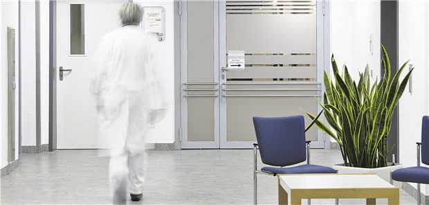 Während Patienten in Kliniken gesund werden, hetzen Ärzte und andere Klinikmitarbeiter durch den Tag. Viele macht der Stress krank. Auch die Digitalisierung hat daran noch nichts geändert, sagen Arbeitsmediziner.