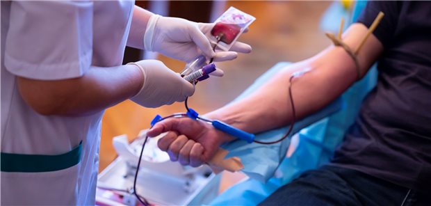 Während der Anteil der Blutspenden, die SARS-CoV-2-spezifische Antikörper enthalten, über den Sommer 2020 stabil lag, steigt die Seroprävalenz seit November 2020 wieder deutlich.