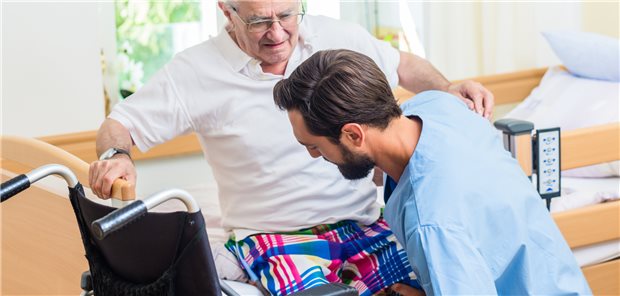 Während der Corona-Pandemie wurde viel über die Pflege berichtet. Dadurch interessierten sich jetzt mehr Männer für das Berufsbild, sagt DBfK-Präsidentin Bienstein.