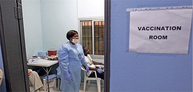 Ärzte und Industrie fordern Hilfen Während der Ebola-Epidemie 2014 in Liberia: Impfstoffe werden getestet.