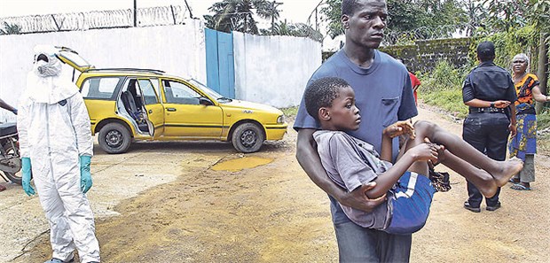 Aktuelle Ebola-Epidemie hat einige Besonderheiten Während der Ebola-Epidemie trägt ein Mann seinen kranken Bruder in die Hauptstadt Monrovia. Junge Ebola-Patienten haben vergleichsweise gute Überlebenschancen.