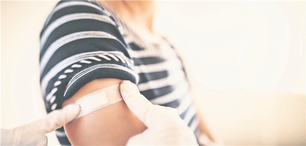 COVID-19: Impfung sorgt wohl in jüngeren Altersgruppen für weniger Todesfälle Eine Patientin bekommt nach ihrer Impfung ein Pflaster auf den Oberarm geklebt.