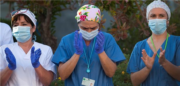 Proteste gegen Entlassungswelle von Pflegekräften in Spanien Während der ersten Welle der Pandemie wurden sie regelmäßig beklatscht – jetzt hat in spanischen Krankenhäusern eine Entlassungswelle von Gesundheitspersonal begonnen – hier eine solche Szene in Malaga im Mai 2020.