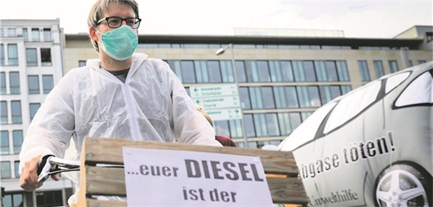 Viel heiße Luft für den Gesundheitsschutz? Während des Diesel-Gipfels kam es vor dem Verkehrsministerium in Berlin zu Protestaktionen.