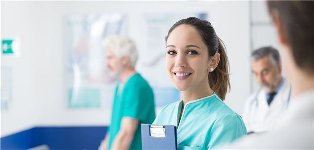 Behandlungsassistenten sollen Ärzte entlasten Während des dualen Studiums arbeiten die angehenden Behandlungsassistenten bereits in der Versorgung mit. Sie sind dabei in Kliniken, MVZ oder Praxen angestellt.