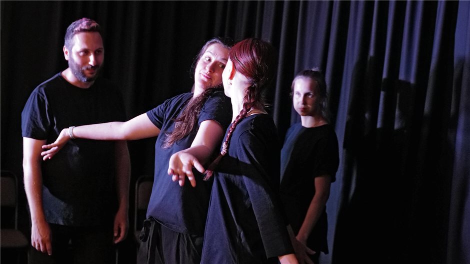 Während des zur Schau Stellens amüsanter, alltäglicher aber auch tieftrauriger S...