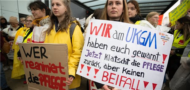 Demonstration am Uniklinikum Gießen Während eines Warnstreiks am Universitätsklinikum Gießen und Marburg bringen Demonstrantinnen ihren Frust zum Ausdruck.