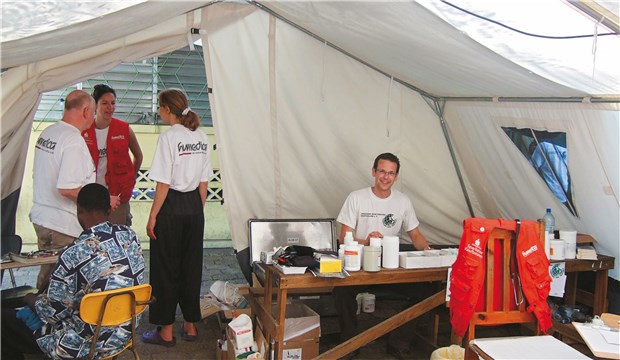 Hilfe im Zelt statt Laboralltag Während seines Einsatzes in Haiti koordinierte Dr. Christian Becker (rechts) unter anderem die Medikamentenausgabe und verwaltete die Arzneilieferungen. © privat
