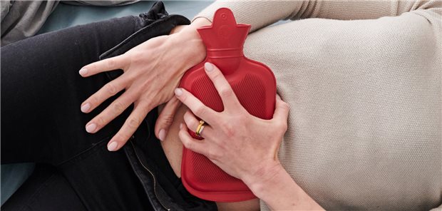 Haushaltsverantwortliche geben Mittel für mehr Endometriose-Forschung frei Wärmeflasche als Ersthilfe. Viele Betroffene der Unterleibserkrankung Endometriose leiden unter starken Symptomen und damit verbundenen Einschränkungen im Alltag. Jetzt soll die Erkrankung in Deutschland stärker beforscht werden.