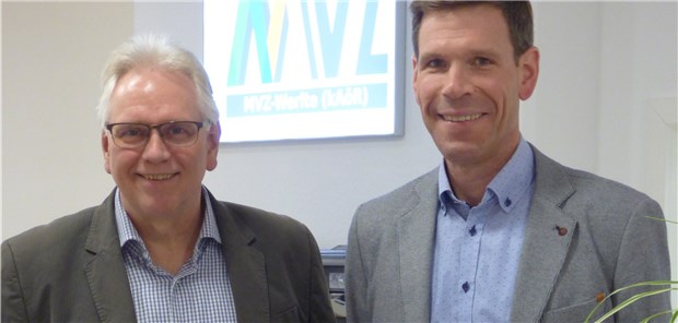 Wagten gemeinsam einen neuen Schritt für die medizinische Versorgung in Werlte: Geschäftsführer des ersten kommunalen MVZ Niedersachsens, Johannes Kassenes (l.), und Christian Rüve, erster Samtgemeinderat Werltes.