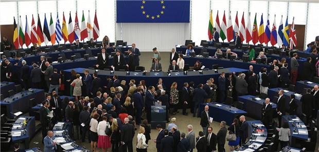 EU-Parlament im Findungsprozess Wahl der Kommissionsspitze: Abgeordnete im EU-Parlament in Straßburg auf dem Weg zur Wahlurne.