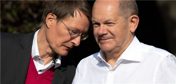 So haben bekannte Gesundheitspolitiker bei der Bundestagswahl abgeschnitten Wahlgewinner: SPD-Kanzlerkandidat Olaf Scholz (re.) und Professor Karl Lauterbach. Federico Gambarini/dpa