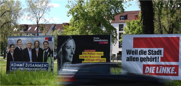 Steht Bremen vor einem Wachwechsel? Wahlplakate der SPD (l.), der FDP mit dem Konterfei der Spitzenkandidatin und der Linken-Partei.