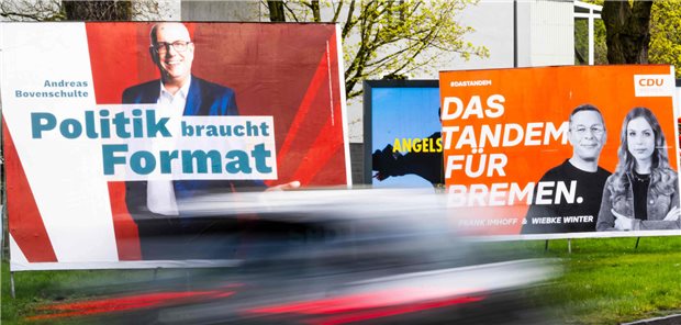 Wahlplakate verschiedener Parteien am Straßenrand: Die nächste&#xA;Bremische Bürgerschaft wird am 14. Mai gewählt.&#xA;