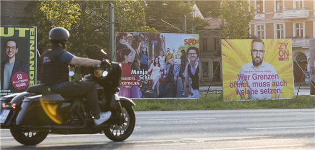 Wahlplakate verschiedener Parteien am Straßenrand