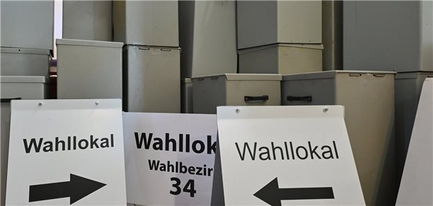 Verbände in Brandenburg warnen vor Risiken für Gesundheitsversorgung Wahlurnen und -schilder stehen in einem Lager der Stadtverwaltung der kreisfreien Stadt Frankfurt (Oder). Am 22. September ist Landtagswahl in Brandenburg. Verbände und Kammern haben im Vorfeld vor Risiken für die Gesundheitsversorgung gewarnt.