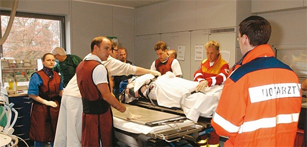 Geschockte Jugendliche in der Unfallklinik Wahrend der Aktionswoche im Mai wird Schulklassen im Rahmen des Präventivprojekts P.A.R.T.Y der Besuch in einer Unfallklinik angeboten.