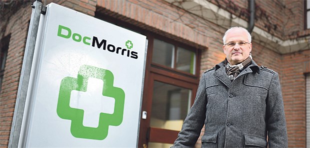DocMorris' neuste Idee Walter Neff, Bürgermeister der Gemeinde Hüffenhardt, vor der ersten DocMorris-Automatenapotheke.