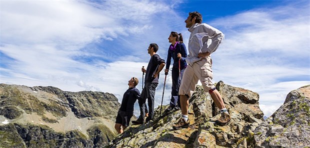 Wenn die gesunde Bergluft lebensgefährlich wird Wandern in großer Höhe: Untrainierte verlieren ab 1500 m Höhe pro 100 m zusätzlicher Höhe 1 Prozent ihrer maximalen Sauerstoffkapazität.