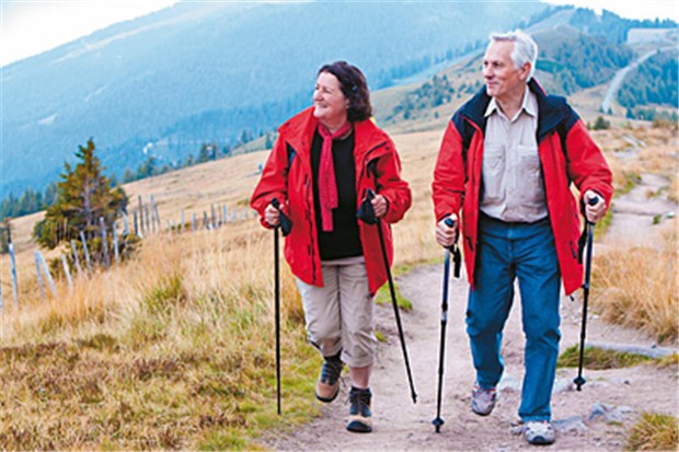 Mit großen Schritten zu gesundem Herzen Wandern ist ein optimaler Einstieg in ein körperlich aktives Leben.