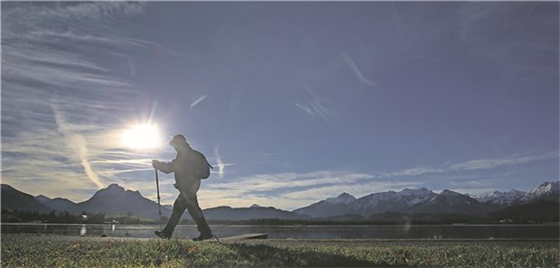 Bayern setzt verstärkt auf Gesundheitstourismus Wanderung vor dem Panorama der Alpen – die Region will sich für Gesundheitstouristen attraktiv machen.