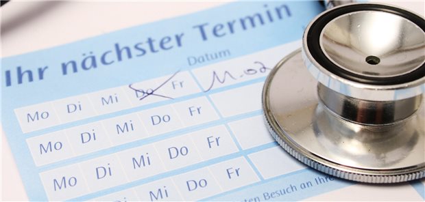 Ein Stethoskop liegt auf einer Notiz, auf der der nächste Arzttermin notiert ist.