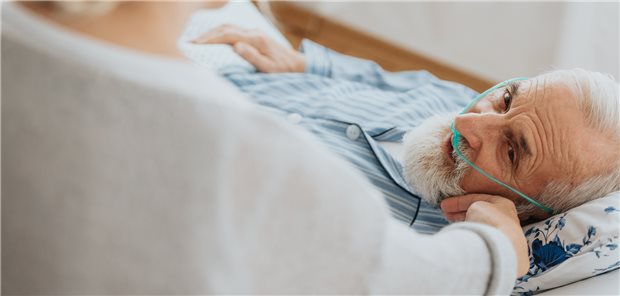 Wann ist eine künstliche Ernährungstherapie bei Krebs-Patienten (noch) angebracht. Eine der neuen Klug-entscheiden-Empfehlungen der DGIM bezieht Stellung. (Symbolbild mit Fotomodell)