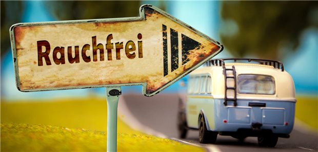 Bus, der in Richtung Rauchfreiheit fährt.