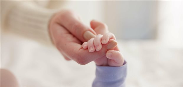 Wann sollte die Mutter und wann das Kind gegen RSV immunisiert werden? Diese Frage versuchten Forschende durch hypothetische Szenarien zu beantworten.