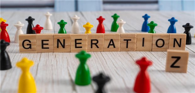 Spielfiguren vor einem Holzschild mit der Aufschrift &quot;Generation Z&quot;