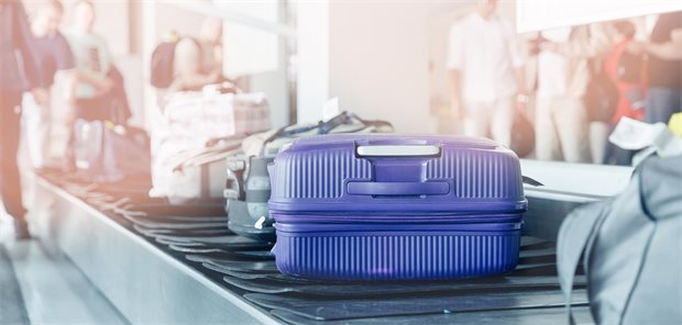 Förderband mit Gepäck am Flughafen.