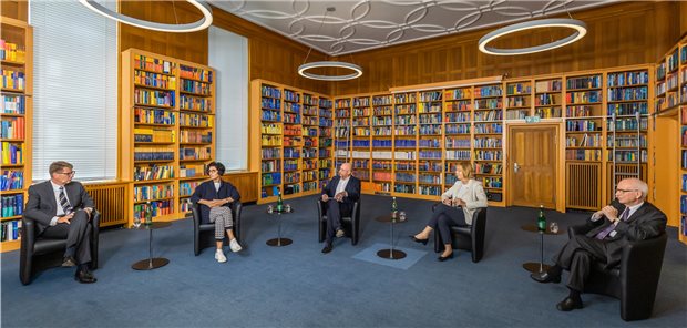 Spahn verteidigt Corona-Impfstrategie des Bundes Waren sich einig, dass das Gesundheitswesen in der Krise viel gelernt hat (v.L): Prof. Axel Ekkernkamp, Chef des Unfallkrankenhauses Berlin, Vera Lux, ehemalige Pflegedirektorin der Unikliniken Köln, Wolfgang van den Bergh, Chefredakteur der Ärzte Zeitung, Dr. Martina Wenker, Präsidentin der Ärztekammer Niedersachsen, und Gesundheitsunternehmer Prof. Heinz Lohmann.