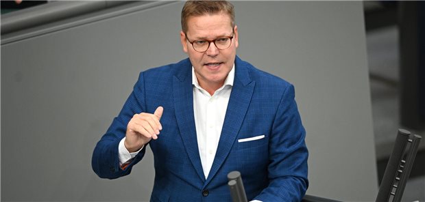 BMG-Haushalt: Zwischen „Scheinheiligkeit“ und „Reform-Herbst“ Warf dem Bundesgesundheitsminister in der Debatte „Scheinheiligkeit“ vor: Tino Sorge (CDU), gesundheitspolitischer Sprecher seiner Fraktion.