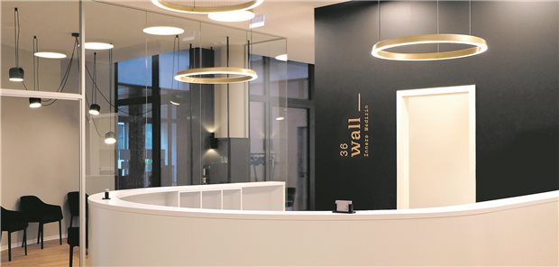 Warme Erdtöne, Messingleuchten und eine große Theke: Die Wuppertaler Praxis „Wall 36“ setzt auf Wohlfühlatmosphäre.