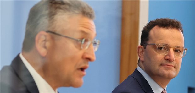 Spahn sieht reale Gefahr für zweite Corona-Welle Warnen davor, sich mit Blick auf die Coronavirus-Pandemie in falscher Sicherheit zu wiegen: Bundesgesundheitsminister Jens Spahn (r.) und RKI-Präsident Professor Lothar H. Wieler.