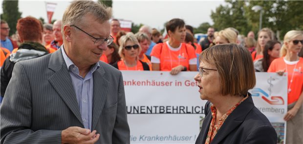 Brandenburgs Krankenhäuser akut gefährdet – einzelne vor der Insolvenz Warnen vor Klinikinsolvenzen in Brandenburg: LKB-Chef Detlef Troppens und Gesundheitsministerin Ursula Nonnemacher (SPD), hier Anfang September.