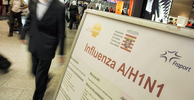 Schweinegrippe: Extrem schnell und wenig pathogen Warnschilder zu Beginn der Schweinegrippe-Pandemie am Frankfurter Flughafen.