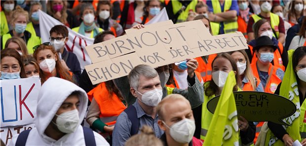 Verdi rüstet sich für weitere Streikrunde Warnstreik am 25. August vor der Vivantes-Zentrale in Berlin teil. Die Mitarbeiter der Charité, Vivantes und den Vivantes-Tochtergesellschaften fordern bessere Arbeitsbedingungen. |