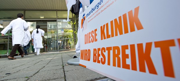 Ärzte an kommunalen Kliniken setzen auf Streik Warnstreik an der Uniklinik: Dieses Bild könnte bald vielen kommunalen Kliniken drohen.