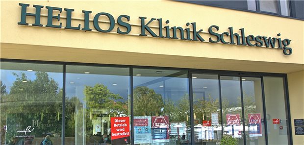Immer mehr Kliniken in Warnstreiks involviert Warnstreik auch im Helios Klinikum Schleswig. Im Eingangsbereich des Krankenhauses hängt das rote Streik-Plakat.